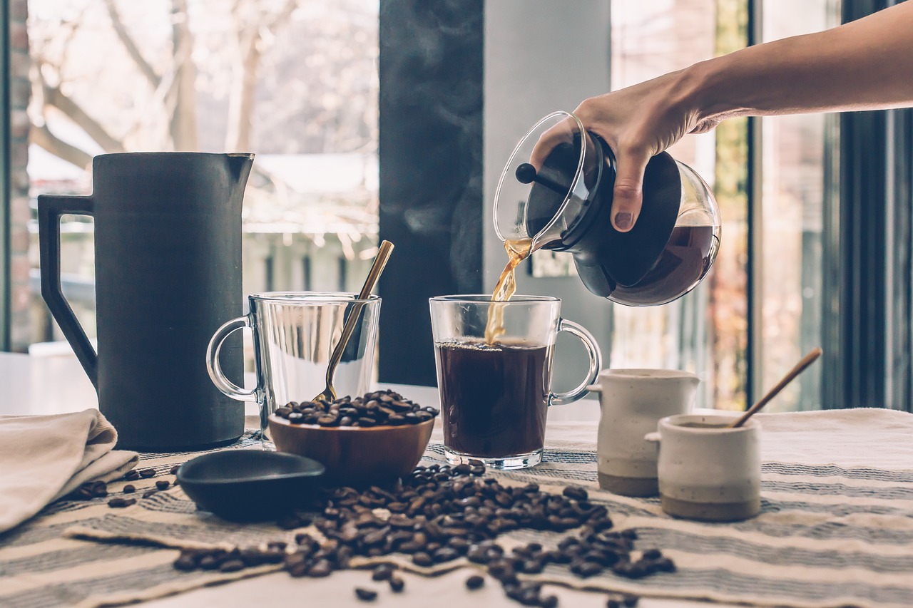 Barista preparando café